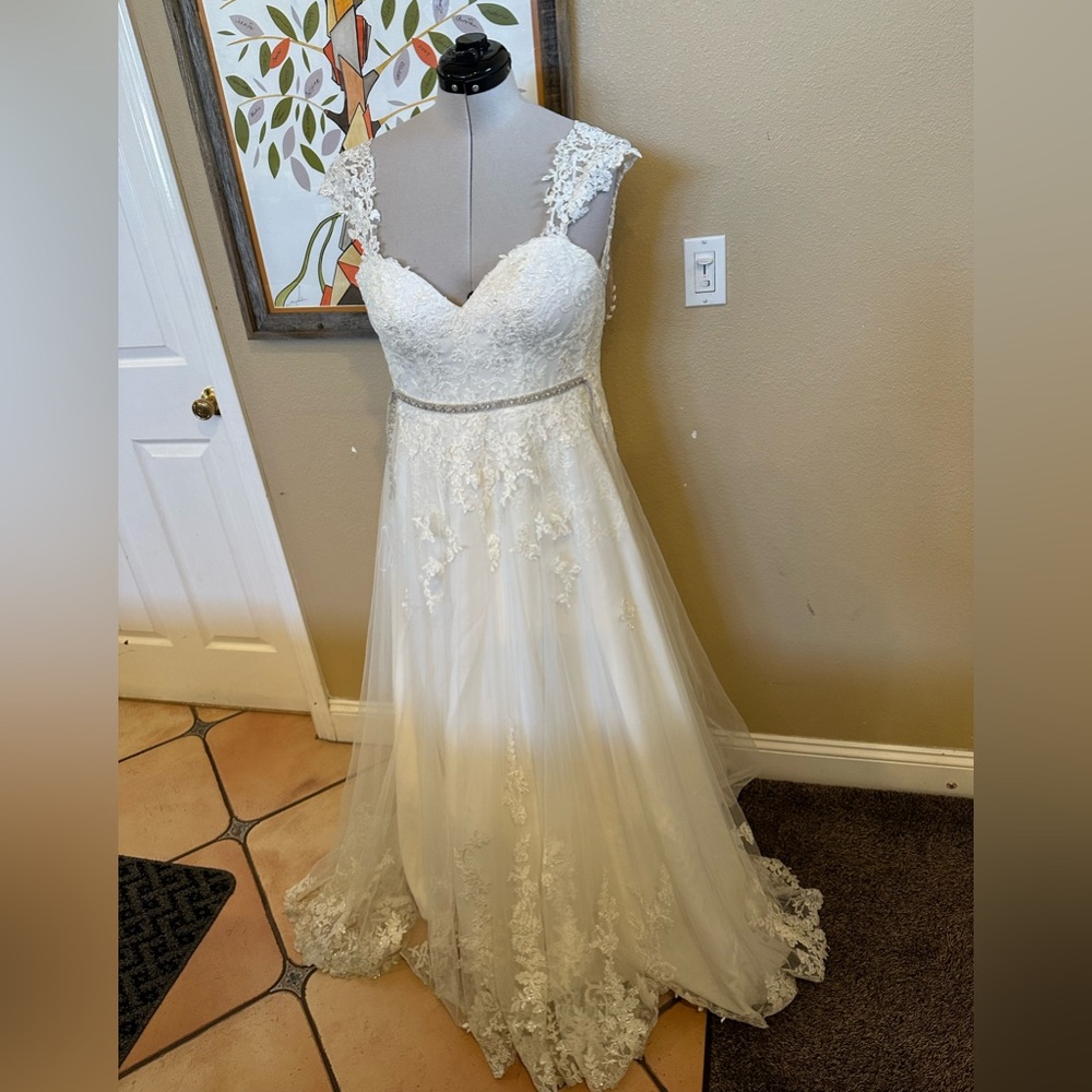 Essence of Australia wedding dress lace white size 10 - Picture 2 of 11